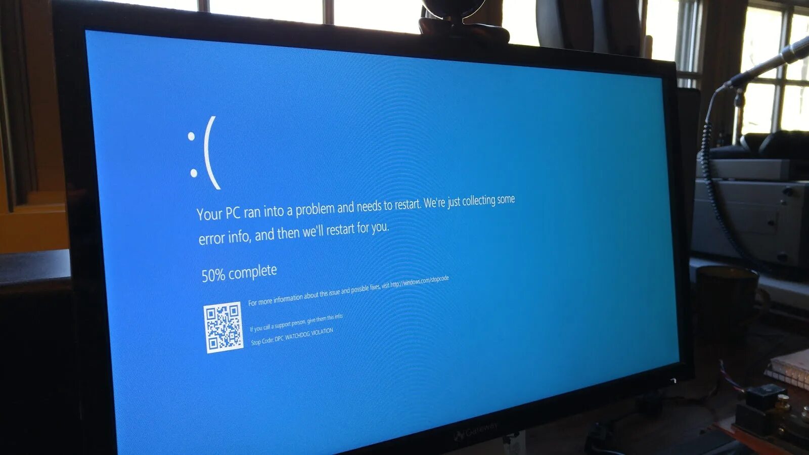 Problem post. Синий экран. Синий экран win 10. BSOD Windows 10. Голубой экран смерти Windows 10.