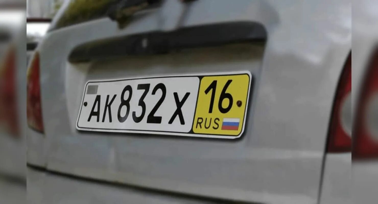 Номера машин. Номерная рамка без номера на приоре. Гос номера без флага рф. 2102 квадратный номер. Два номера зачем.
