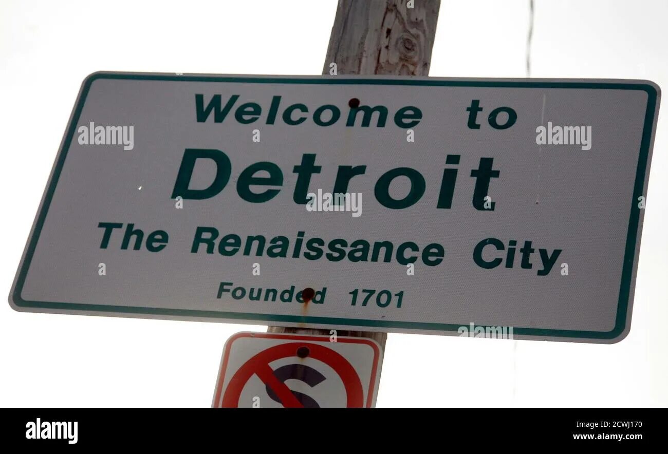 Welcome to detroit. Город банкрот сша. a road sign in the city of detroit.