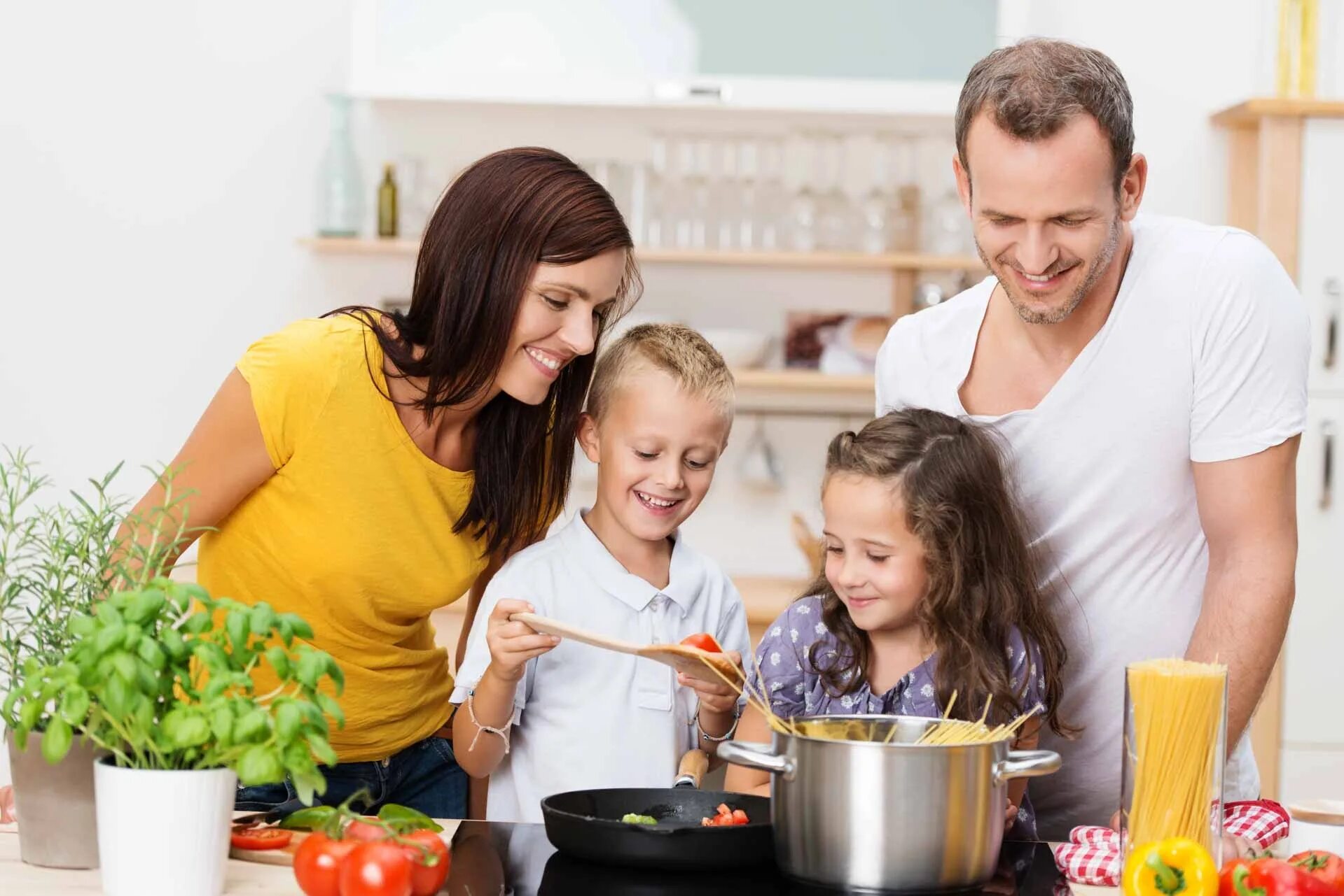 Бытовых забот. Счастливая семья на кухне. Семья и быт. Родители с детьми го овят. Семья кухня обед.