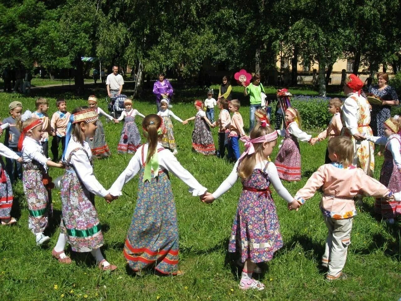 Детские игры россия. Хоровод. Игровой хоровод. Детский хоровод. Летних красок хоровод.