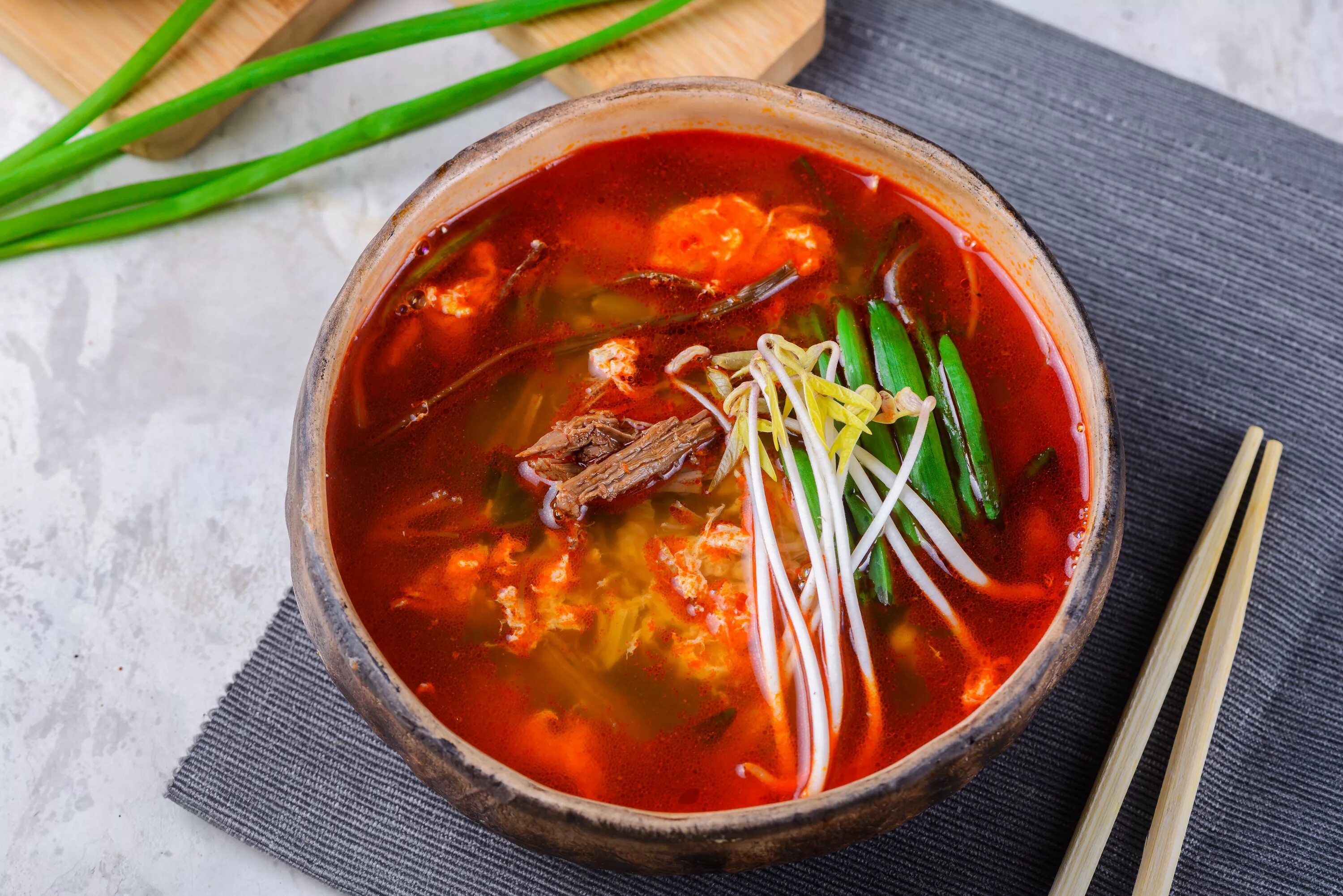 He the soup. Юкедян корейский суп. Корейский суп кимчи. Кальбитан корейский суп. Юккедян рамен.