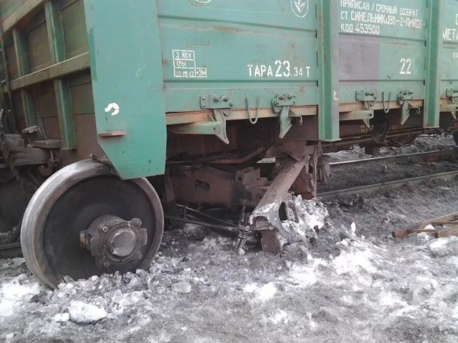 поврежденные полувагоны. букса полувагона. сход тепловоза с рельс. сход думпкара с рельс. неисправности кузова полувагона грузовых вагонов.