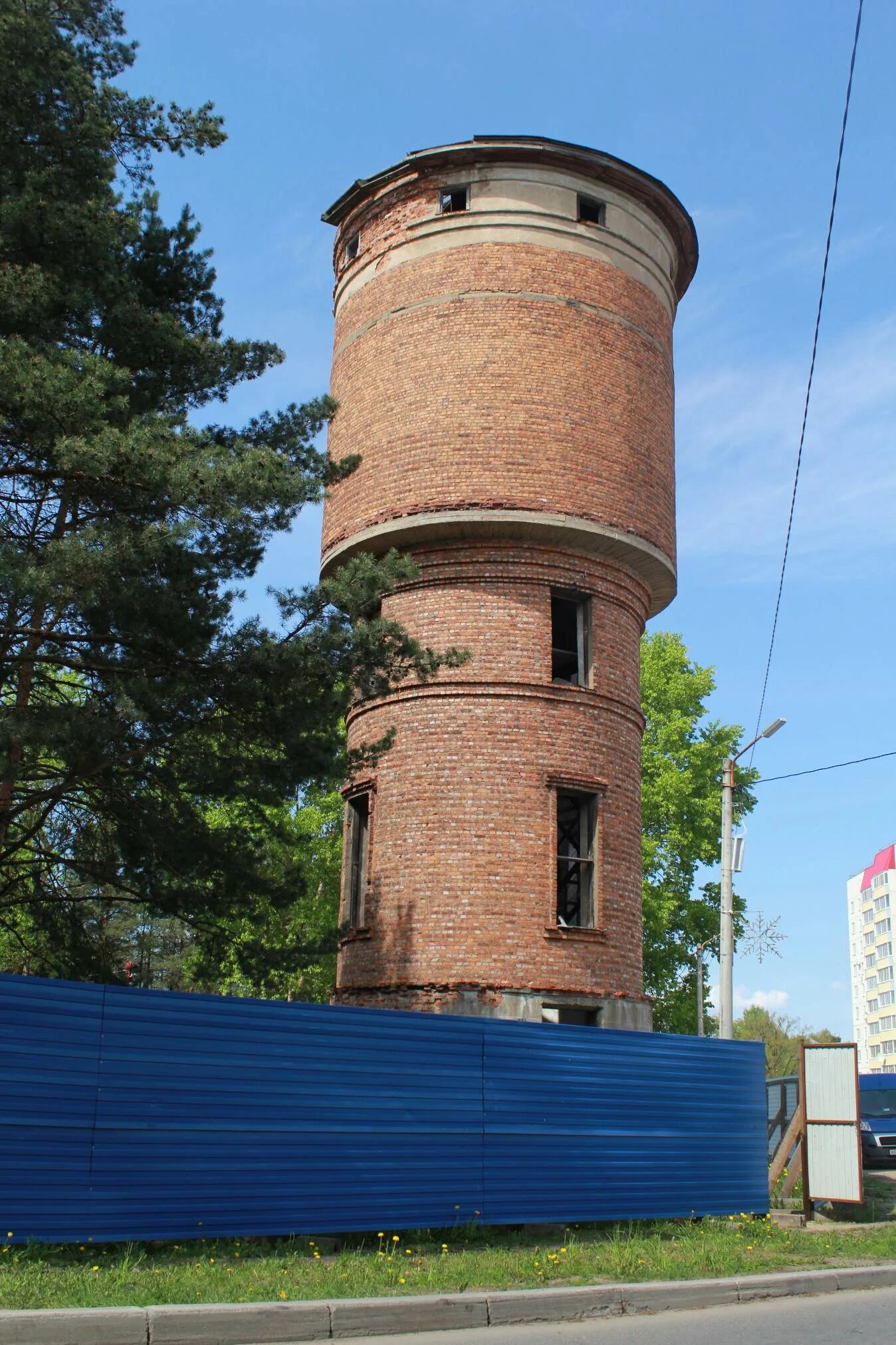Водонапорная башня рязань приокский. Водонапорная башня старое мелково. Радужный водонапорная башня. Продам башню. Продам башню.
