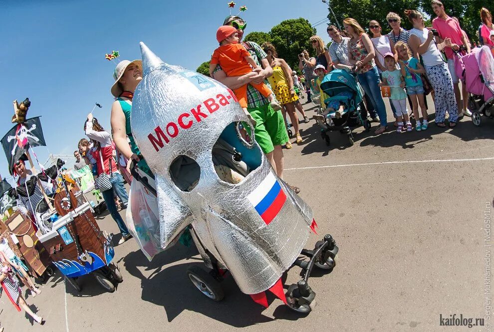 Коляска на парад колясок. Конкурс колясок фото. Парад детских колясок. Нарядить коляску. Парад колясок.