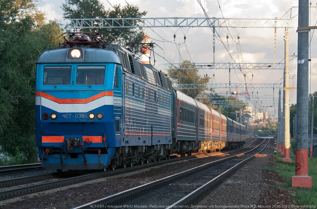 рыбинск москва жд. дм62-1785. чс7 312. москва рыбинск электричка. железная дорога нёнокса-северодвинск.