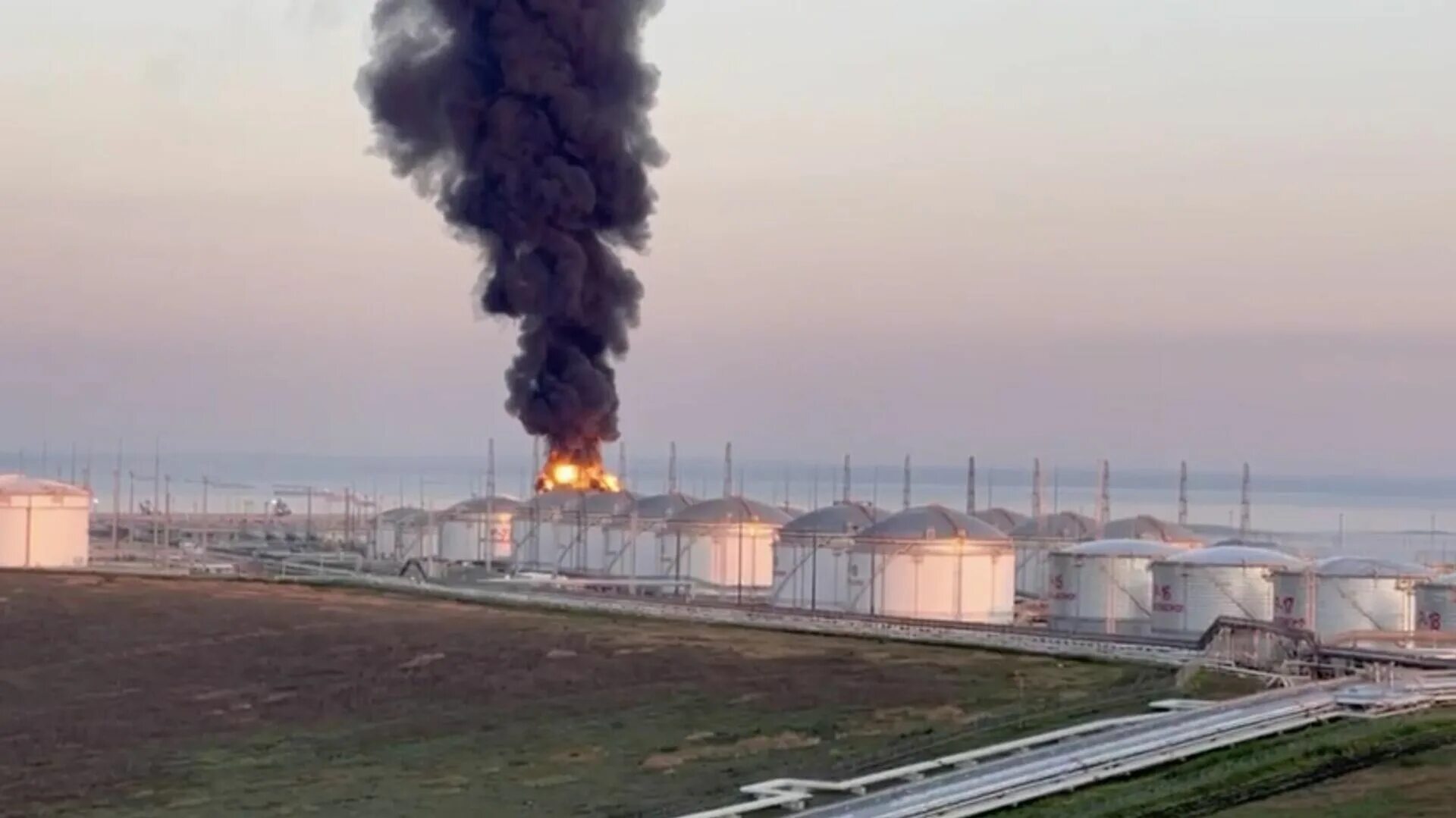Взрыв и начало гореть - очевидцы о пожаре на нефтебазе в Севастополе - РИА Новос
