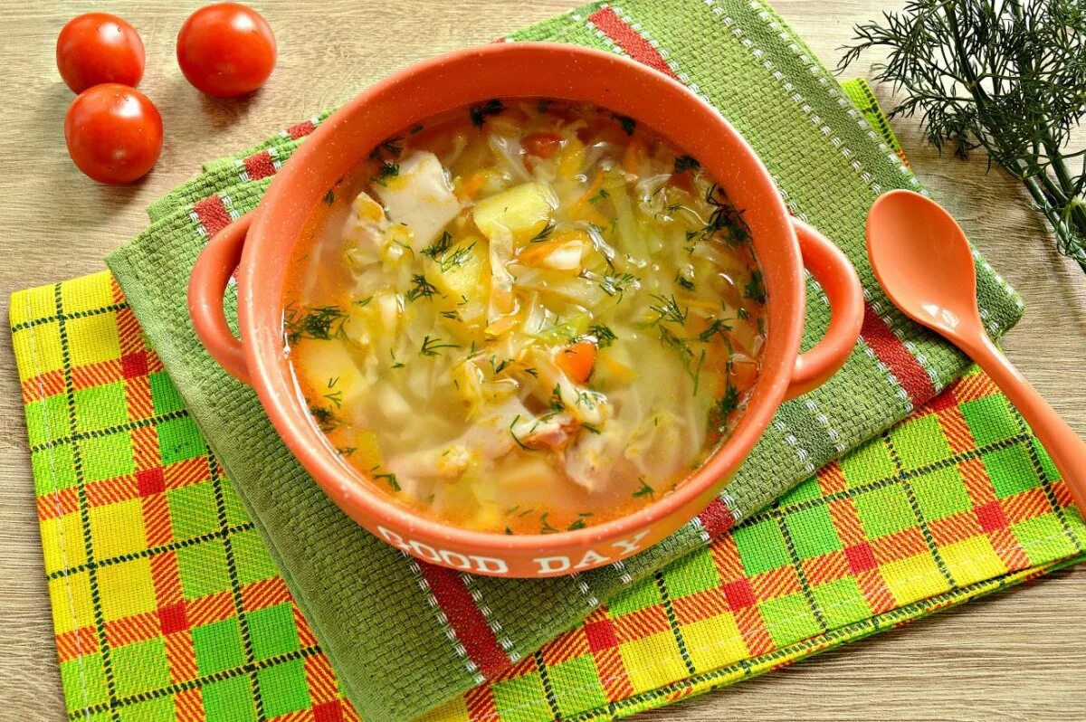 Суп щи с капустой из курицы. Овощной суп. суп крестьянский. суп с капустой. суп с капустой и картошкой.