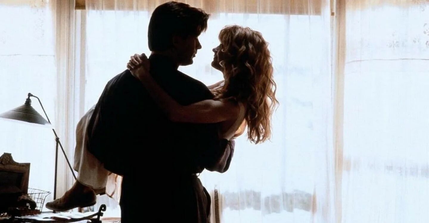 Поцелуй в постели. Страстно прижал к стене. Достали демотиваторы. Влюбленные в солнечных лучах. Романтичные девушки на природе.