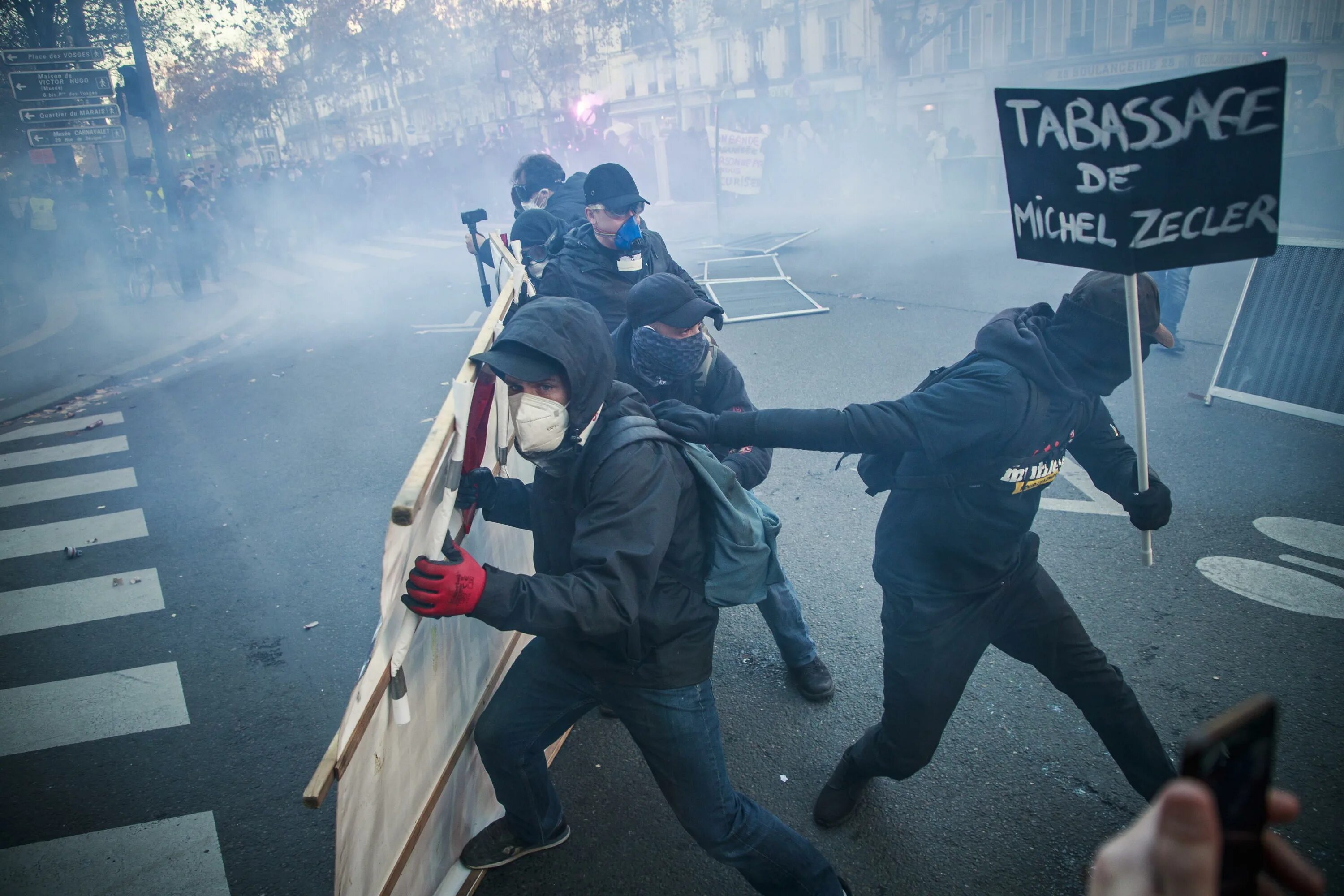 Полиция Франции слезоточивый ГАЗ. Беспорядки в Париже 13.04.2022. Протесты во Франции.