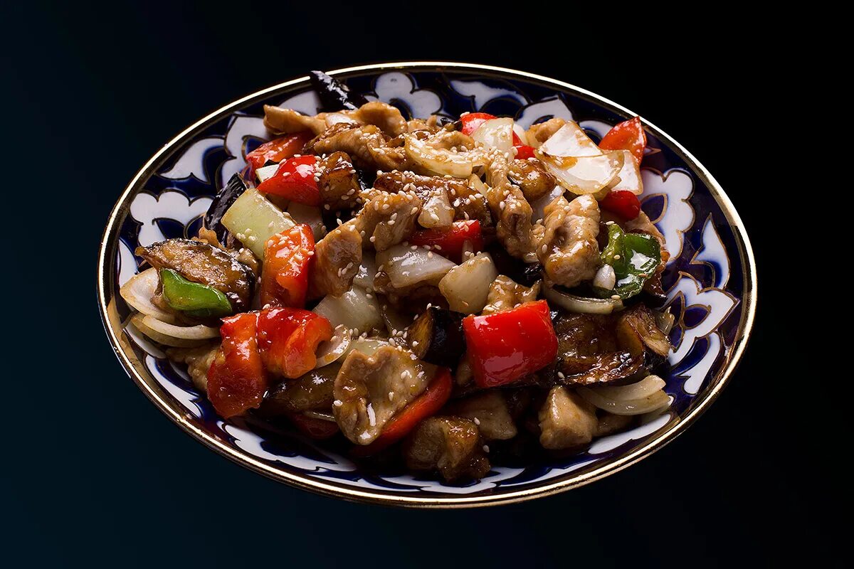 Баклажаны жареные с овощами. Аджаб Сандал. Аджаб Сандал мясной. Баклажаны с мясом. Свинина с овощами китайское блюдо.