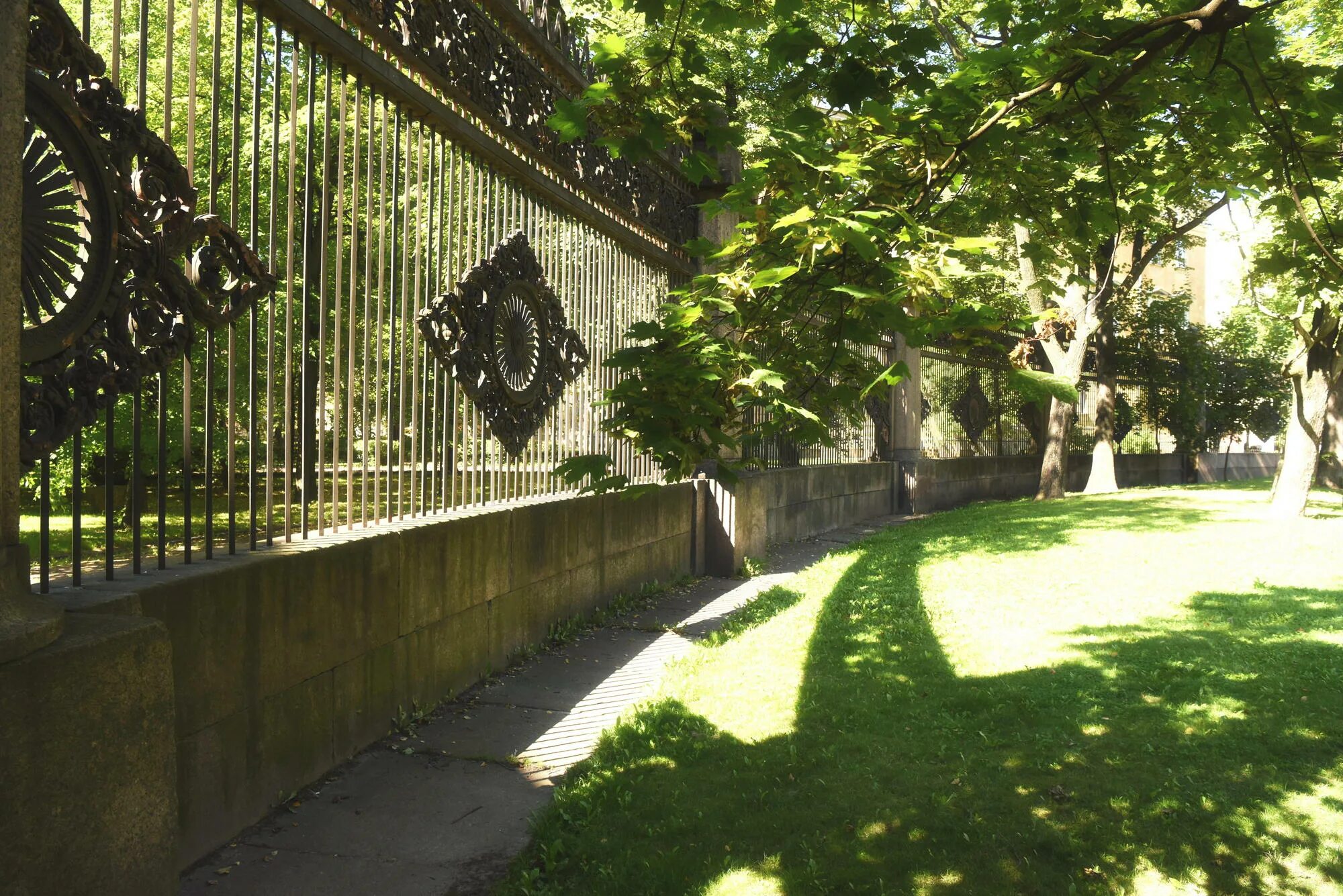 летний сад сад санкт-петербург. старейший парк петербурга сад. летний сад питер. летний сад в санкт-петербурге арка. центральная аллея в летнем саду питере.