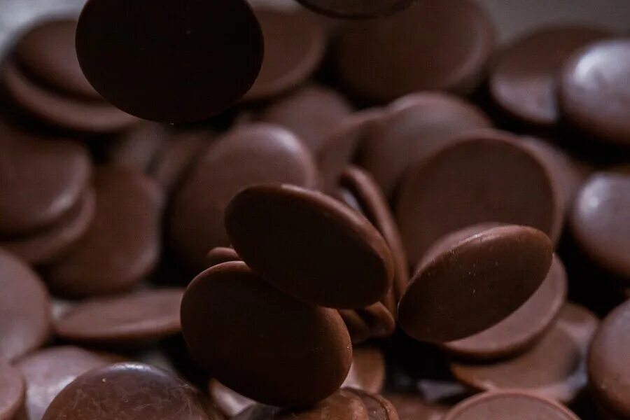 Таблетки с маслом какао. Шоколад молочный callebaut. Таблетка какао. Таблетка какао. Виды шоколада.