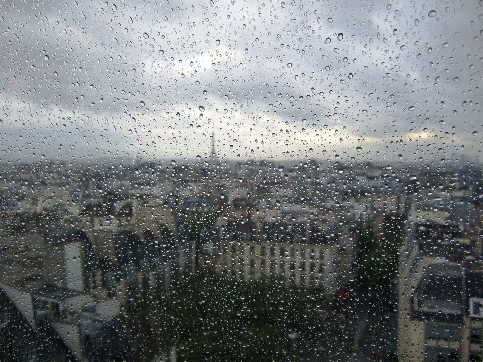 Дождь пасмурно. Осадки над городом. Пасмурный вид из окна. Осадки над городом. Осадки над городом.