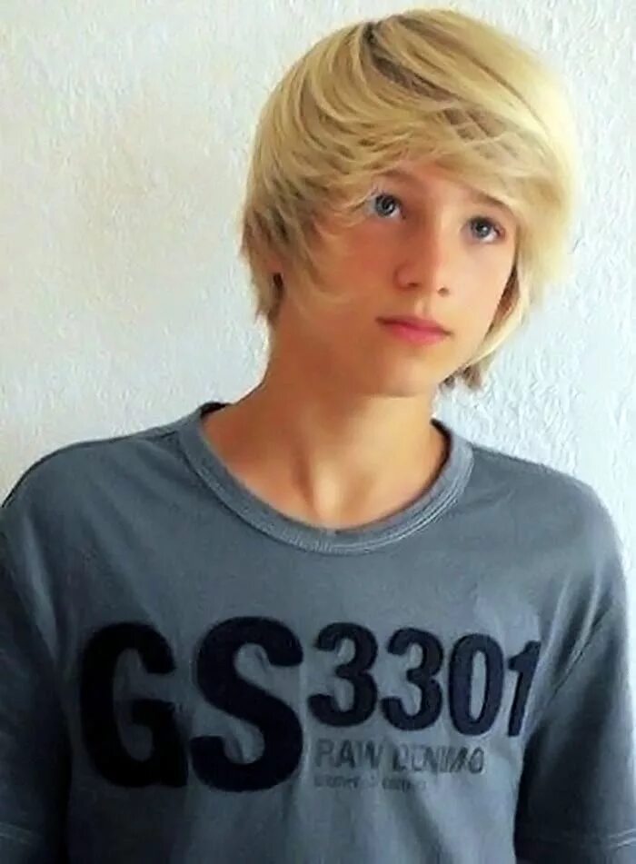 Мальчик блондин. Carson lueders blonde hair. Мальчик блондин. Стрижки для мальчиков удлиненные волосы. Карсон луедерс маленький.