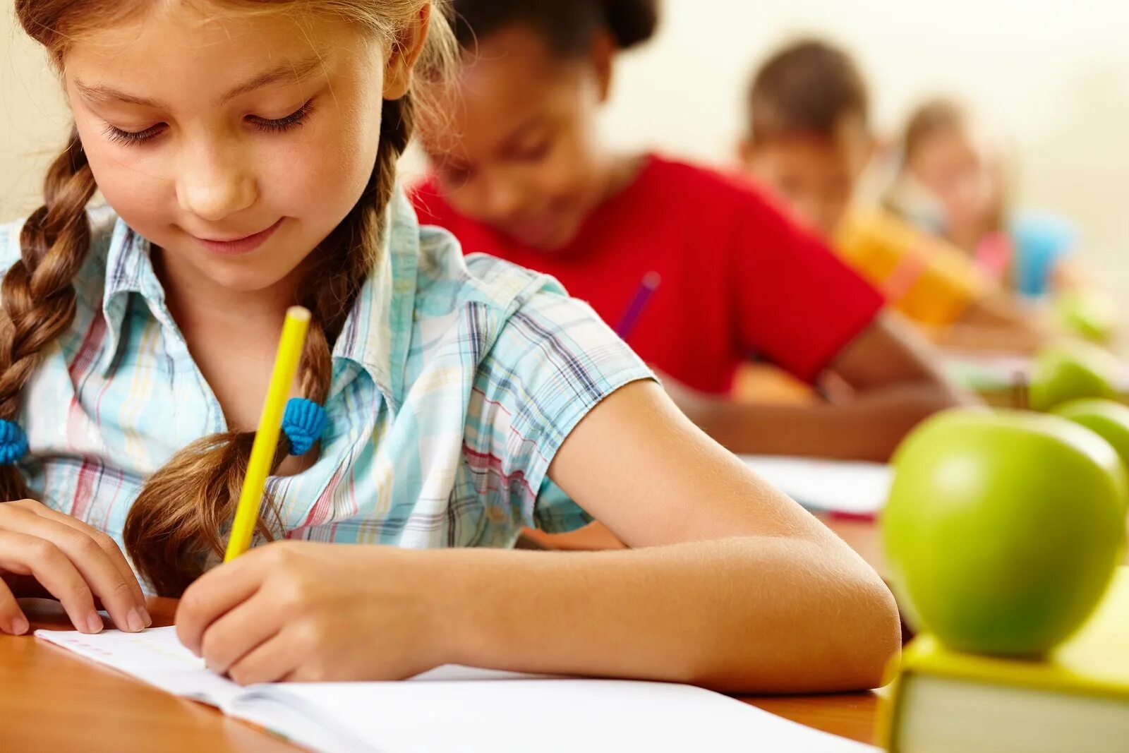 Student children. Дети в школе. Занятия в школе. Дети на уроке. Школа картинки для детей.