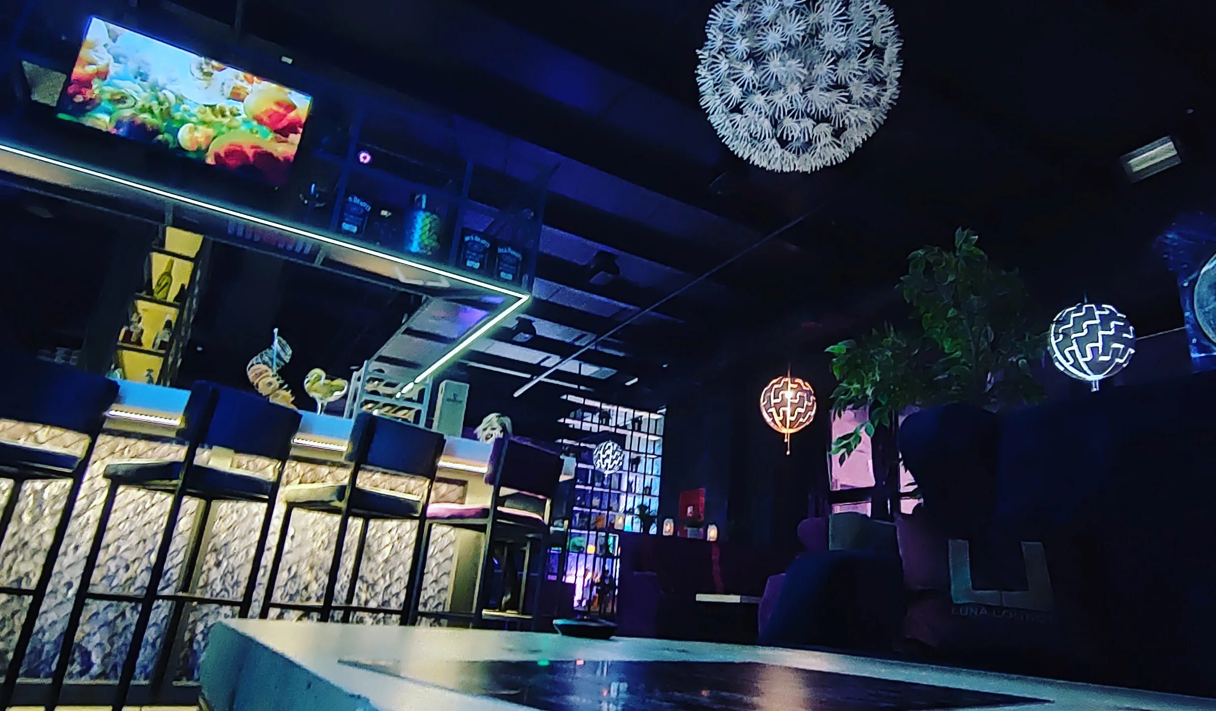 Luna lounge bar ул радищева. Luna Lounge. Луна лаунж Салимжанова караоке есть?.