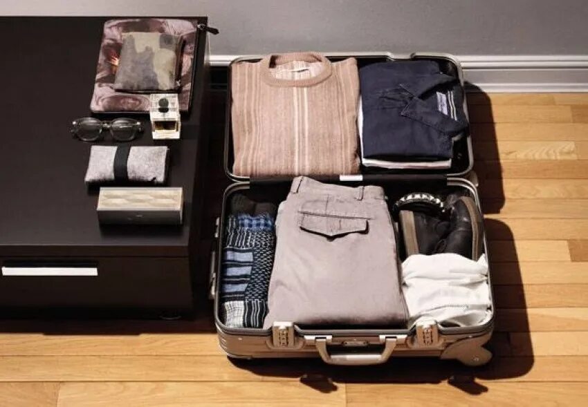 Одежда в командировку. Чемодан с вещами. Чемодан для вещей. Собранные чемоданы. Собранный чемодан.