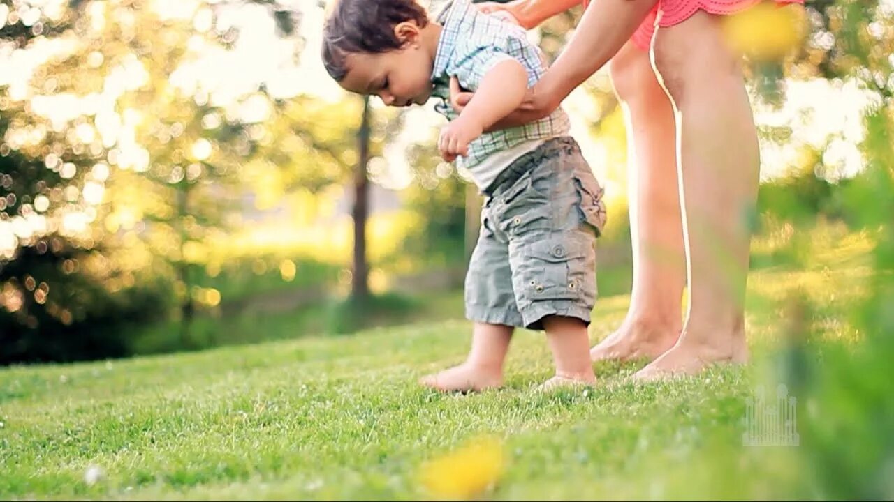 Get first steps. First steps. Родители учат ребенка ходить. Первые шаги ребенка с мамой. Первые шаги(девочка).
