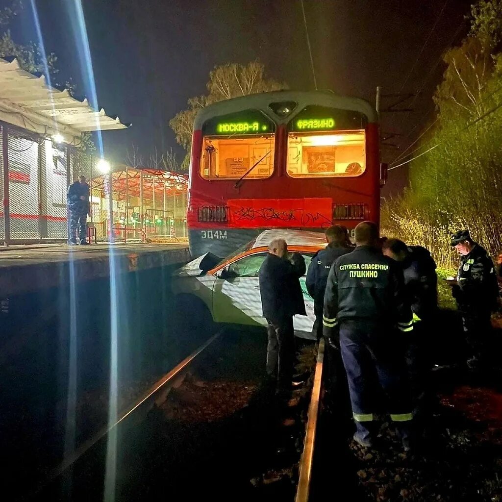 Авария на жд переезде в ярославской области. Авария Ивантеевка электричка. Электричка Ивантеевка авария вчера. Ивантеевка переезд ЖД.