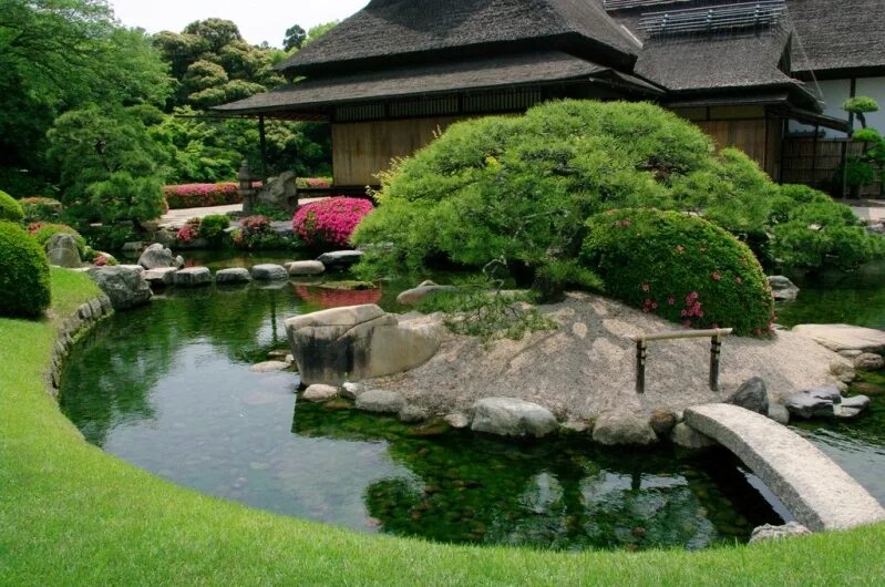 Японский пруд. Ландшафтный пейзажный сад Японии. Сады Адачи Япония. Кайраку-эн. Японский сад Кайраку эн.
