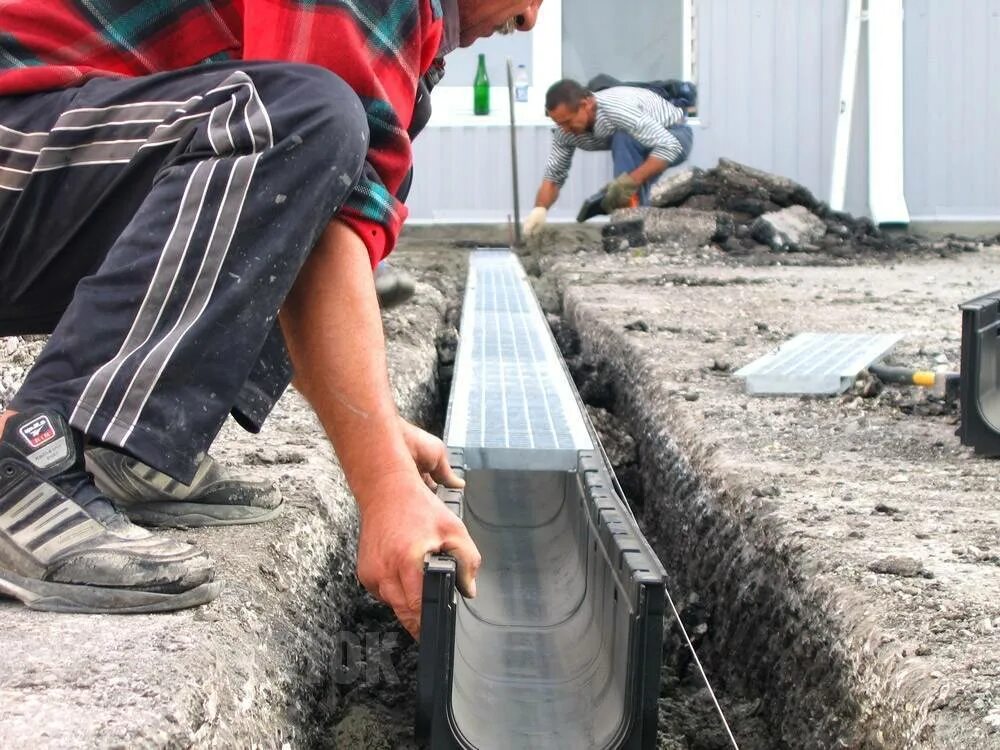 Лоток водоотводный gidrolica dn100. Дренажная система ливневой канализации. Лоток водоотводный пластиковый гидролика. Лоток ливневый с250. Лоток водоотводный бетонный dn 110.