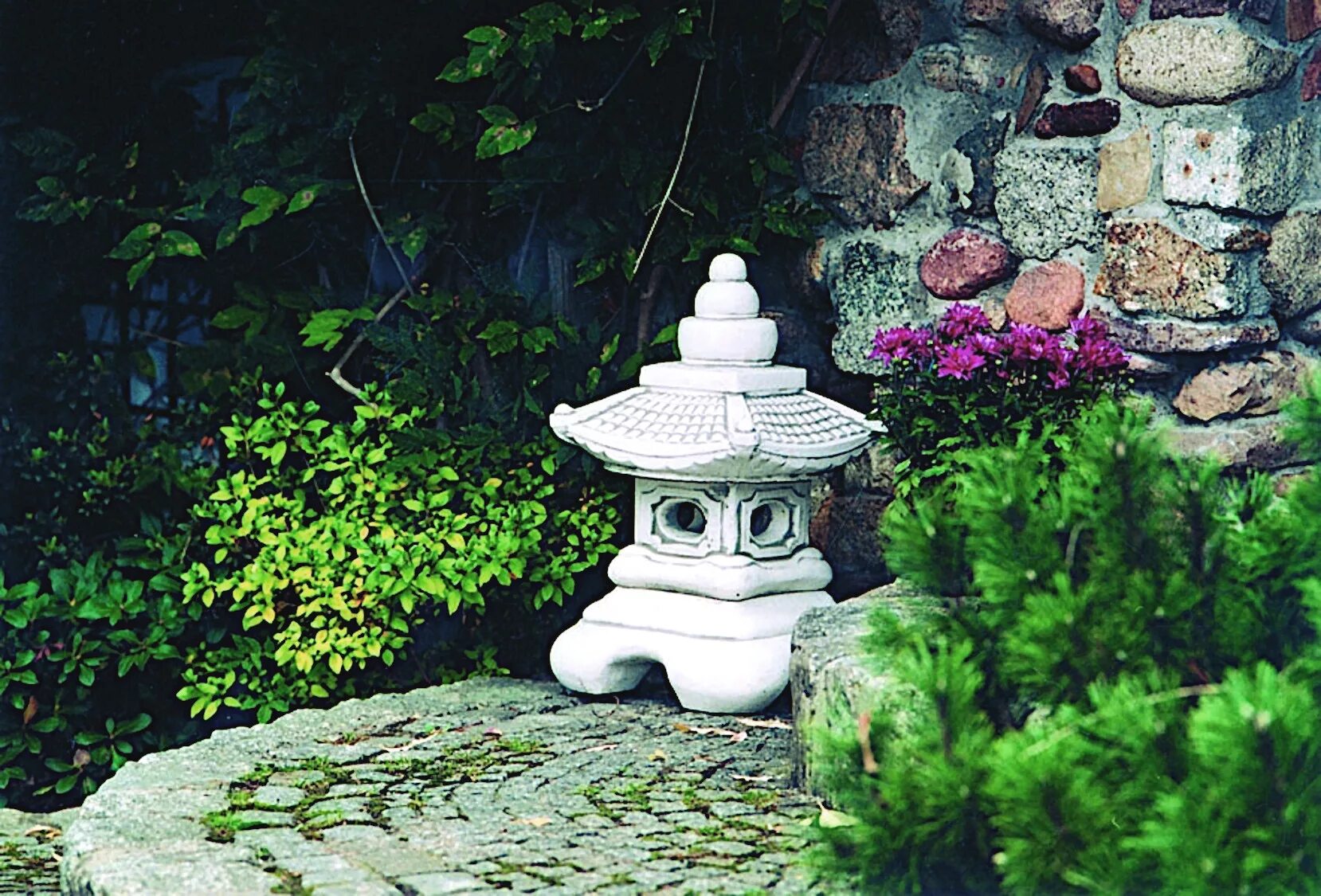 Японский фонарь цикубаи. Японский фонарь ямадоро. Японские фонарики для сада. Японский садовый фонарь