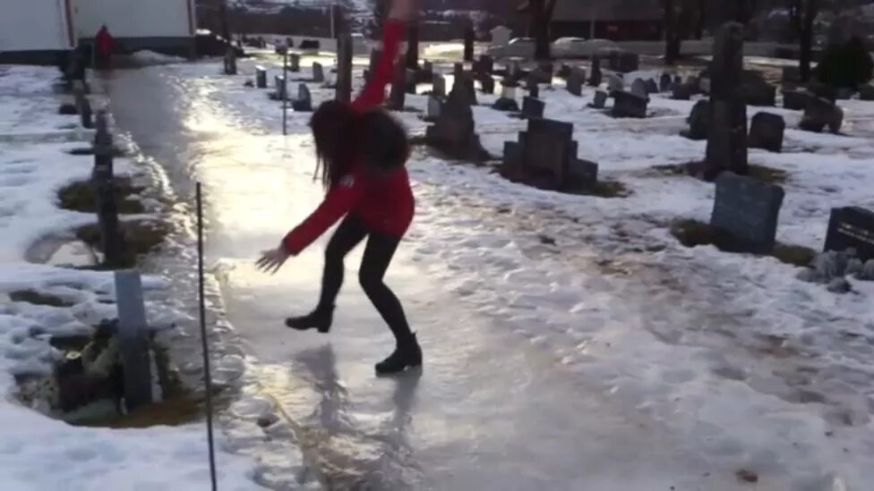 Прийти падать. Человек падает на льду. Девушка падает на льду.