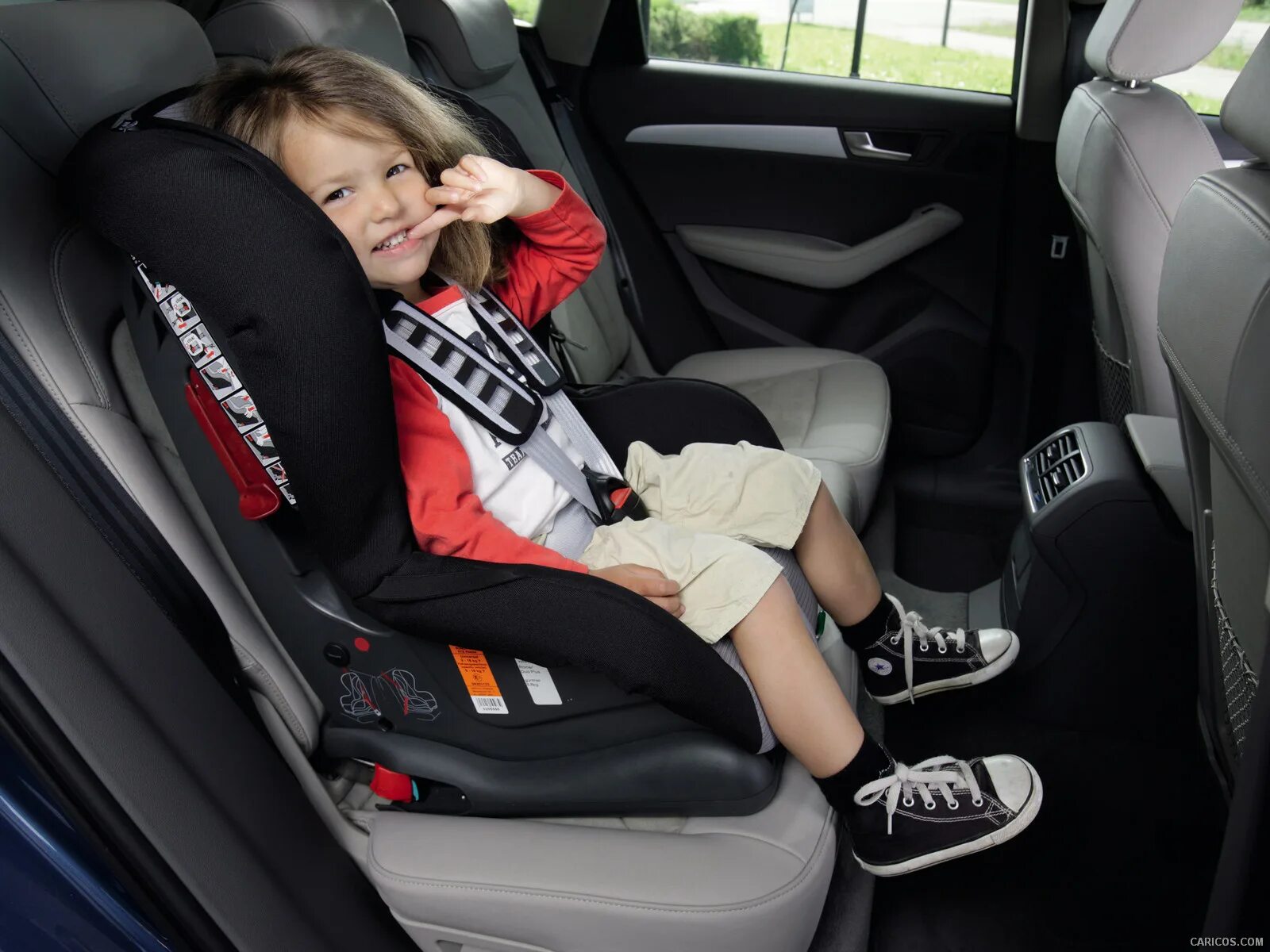 Автокресло audi isofix. Детский кресло для автомобиля. Детское кресло изофикс. Детское кресло у дороги. Детское кресло у дороги.