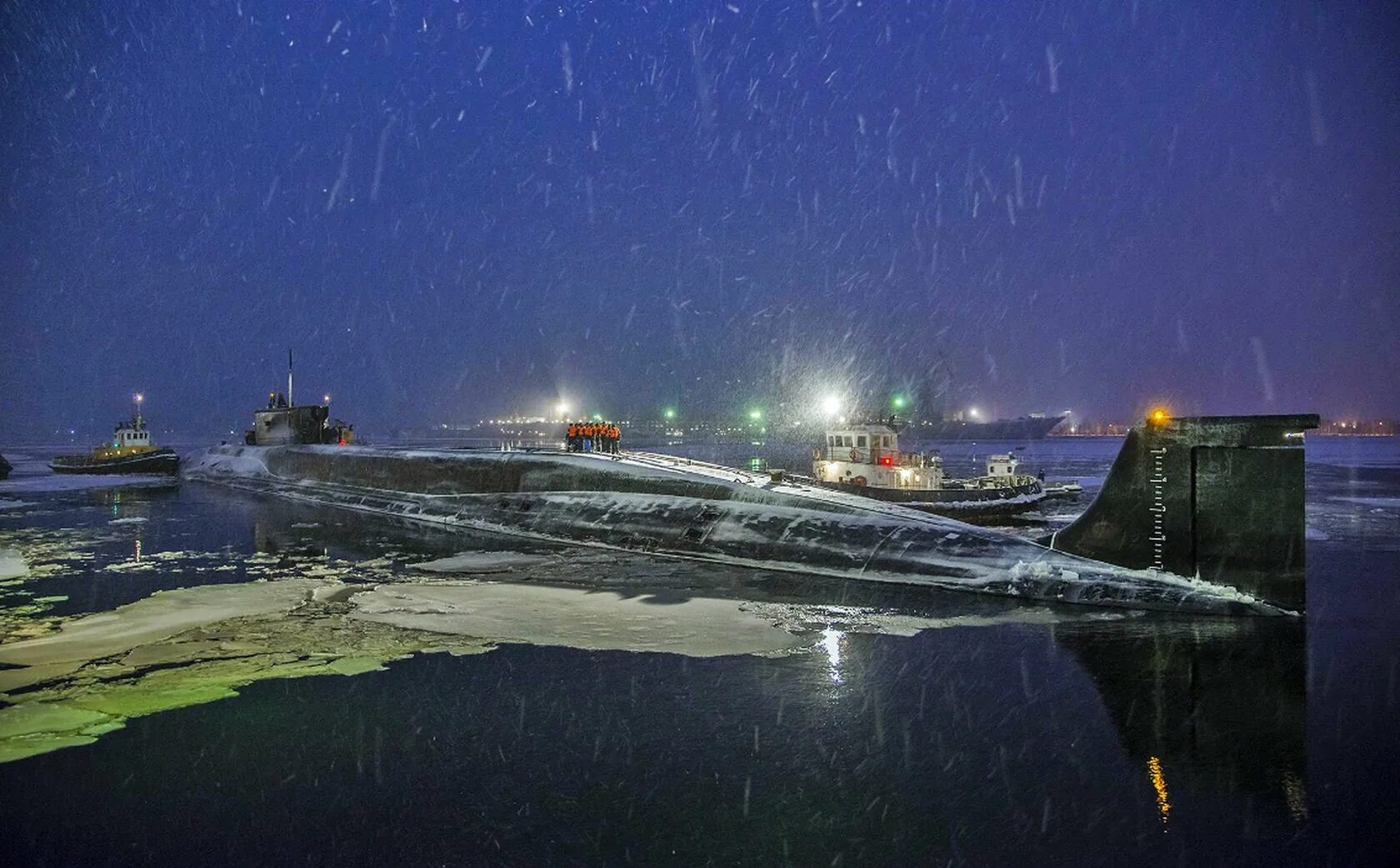 Северодвинск Севмаш ночью. Завод атомных подводных лодок Северодвинск. Северодвинск подводная лодка. Северодвинск база подводных лодок.