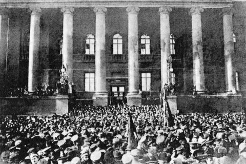 Монархическая революция