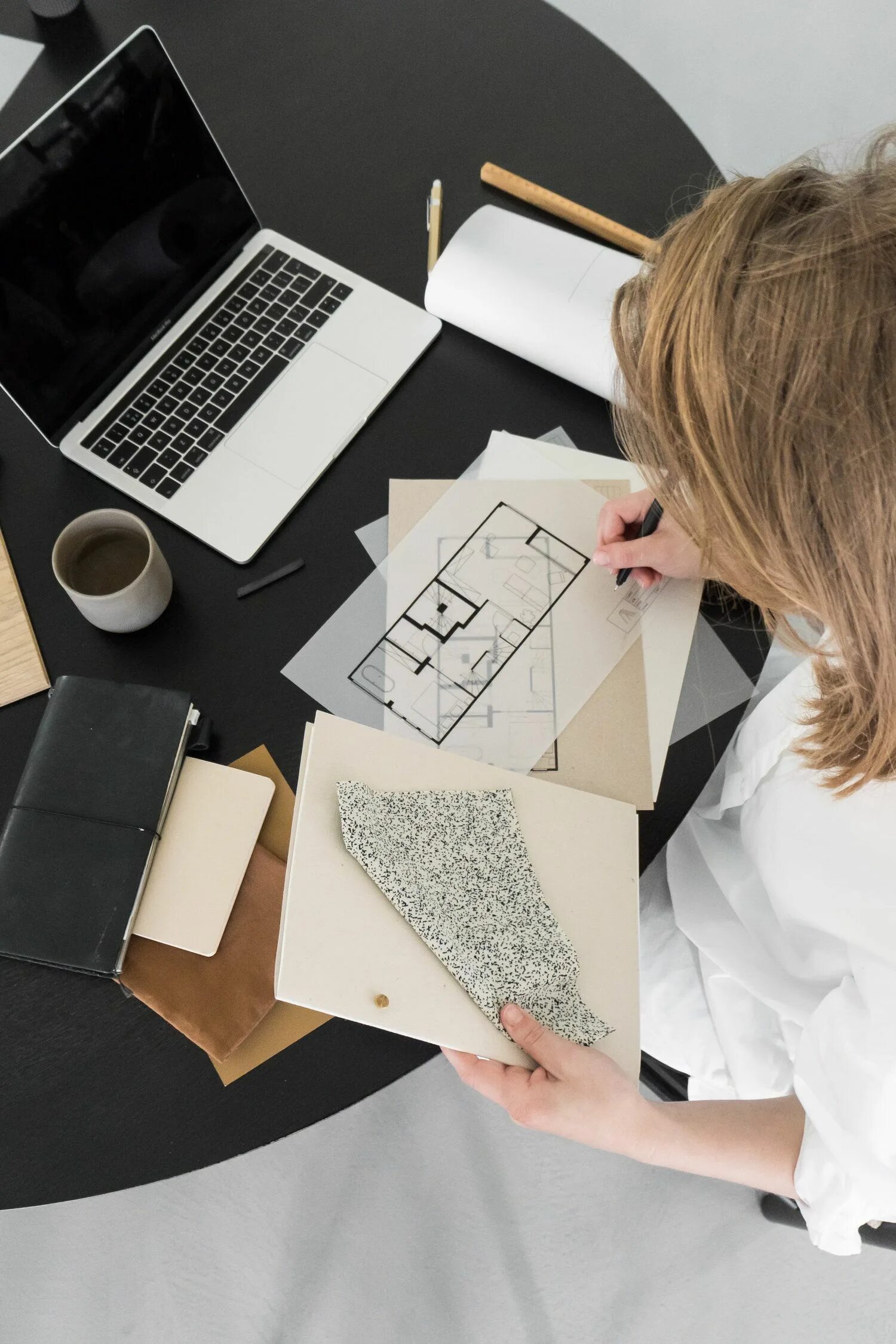 Дизайнер интерьера профессия. Designer работа. Дизайнер декоратор. Веб-дизайнер профессия. Девушка графический дизайнер.