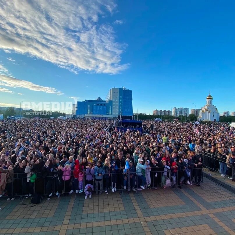 Open air сургут 2024. Музыкант на сцене. Open air сургут 2024. День молодёжи сургут. Open air сургут 2024.