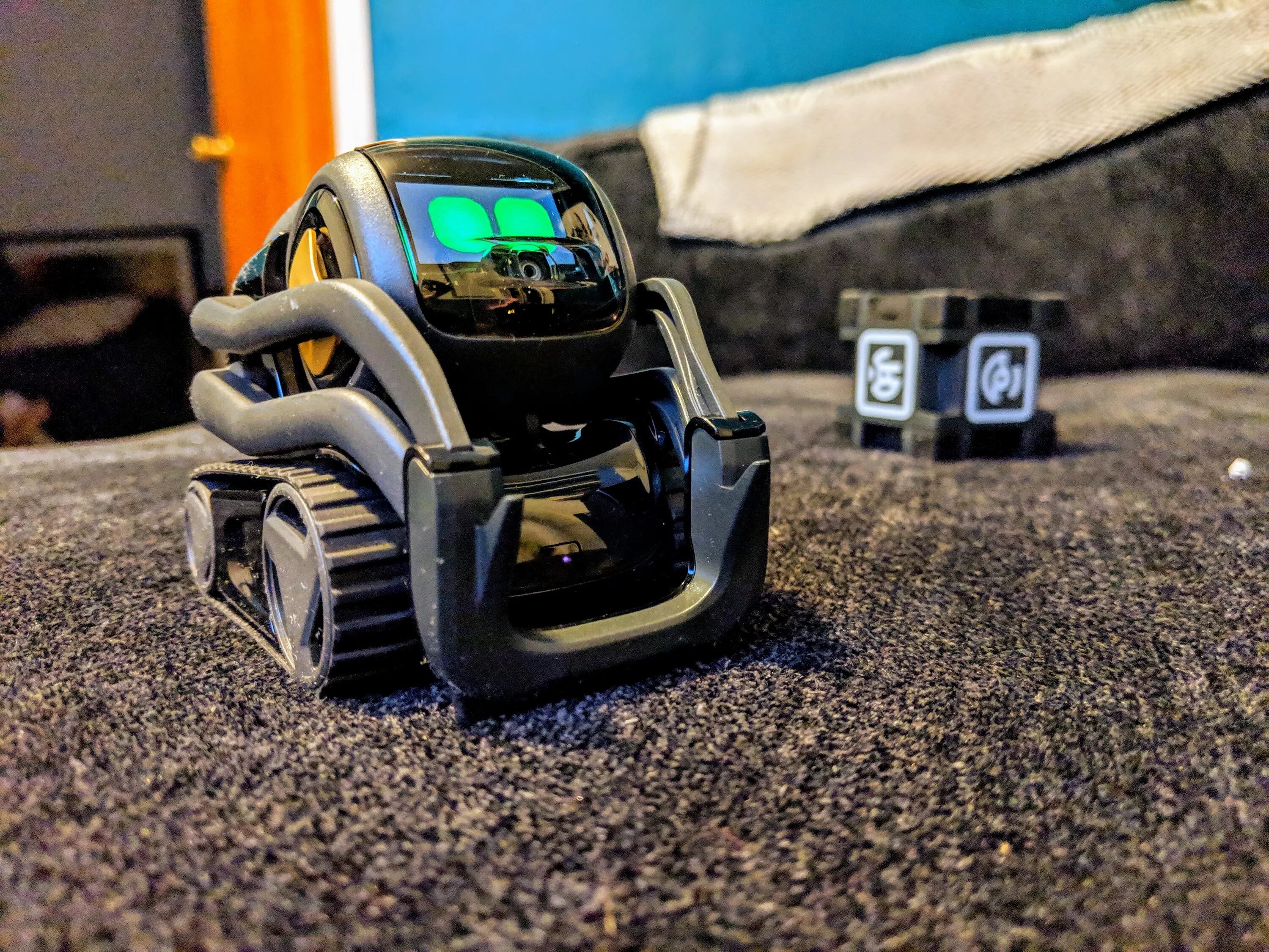 Anki робот. Робот козмо. робот погрузчик cozmo. робот анки вектор. козмо и вектор.