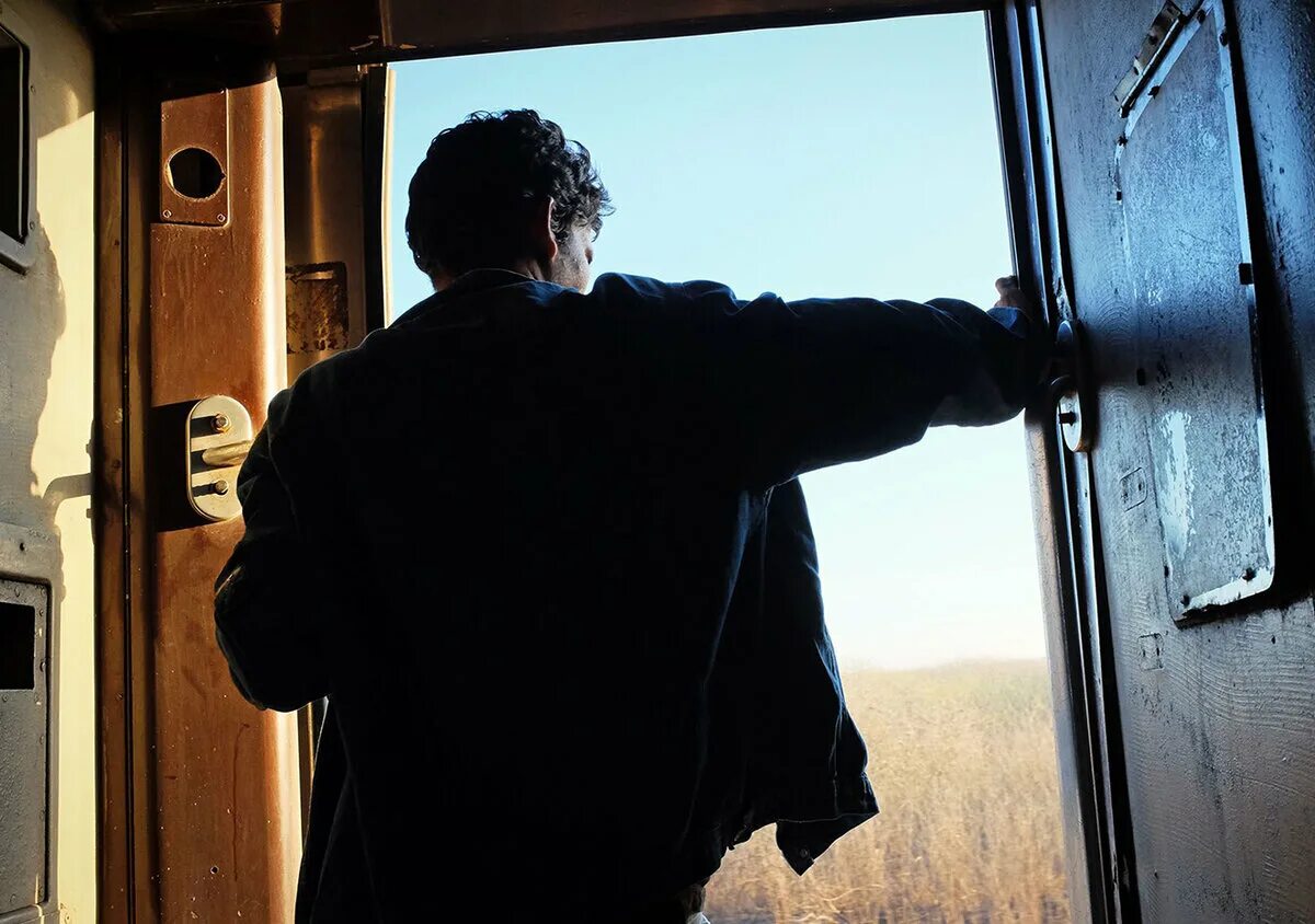 Человек в дверном глазке. Девочка смотрит в глазок. Вид через дверной глазок. Посмотри в дверную. Глаз в замочной скважине.