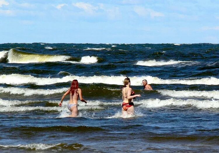 анапа море 2021. люди которые купаются. купаются ли в байкале. человек у озера. лето купание.