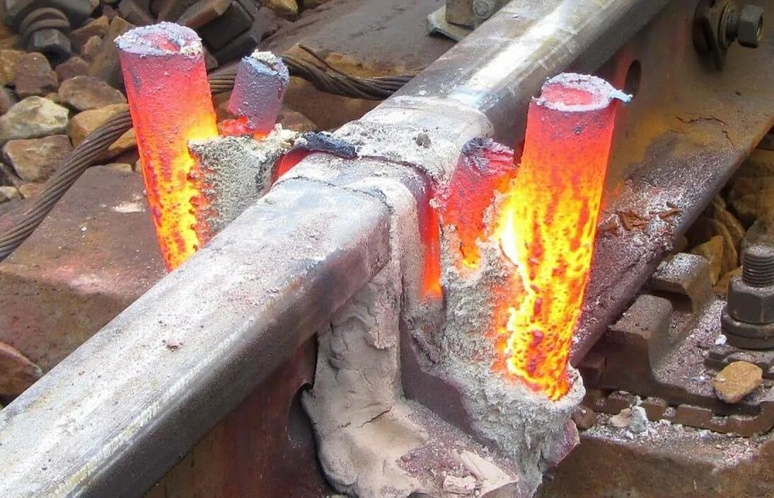 Сварка рельс. Алюминиево термитная сварка. Форма для алюминотермитной сварки рельсов. Алюмотермитная сварка стыков. Термитная сварка рельсов.