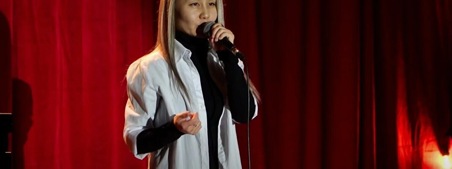Айне мусина. Асет уваев и айна мусина. Айне мусина. Айна мусина. Айна мусина стендап фото.