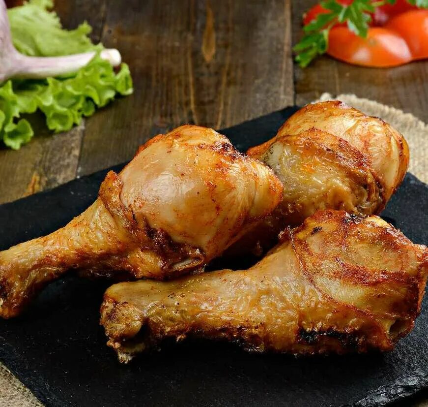 шашлык из голени курицы. куриные окорочка на мангале. голень шашлык. шашлык куриный. ковурилган товук.