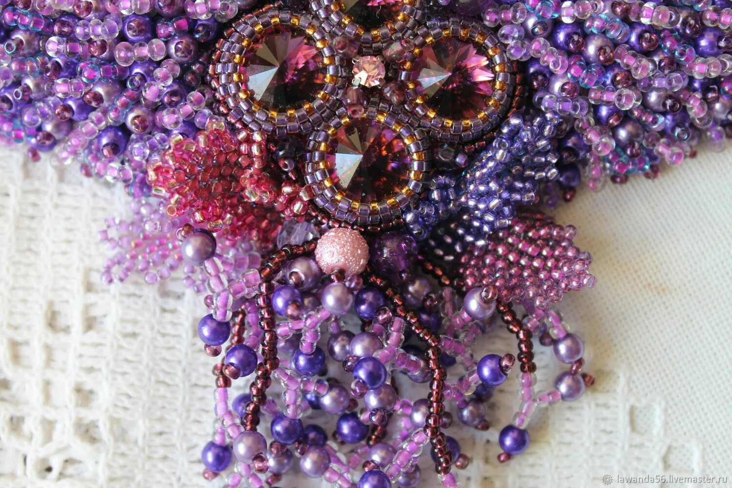 Swarovski бисер натуральные камни. Бисер стразы. Бисер стразы. Эполеты из бисера и стразов. Стразы с отверстием.