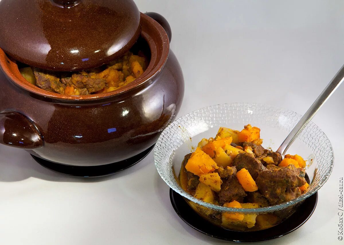 Тыква с мясом и картошкой в горшочках. Горшочек тыква. Блюда в тыквенном горшочке. Говядина с тыквой. Печеная тыква с мясом в духовке.