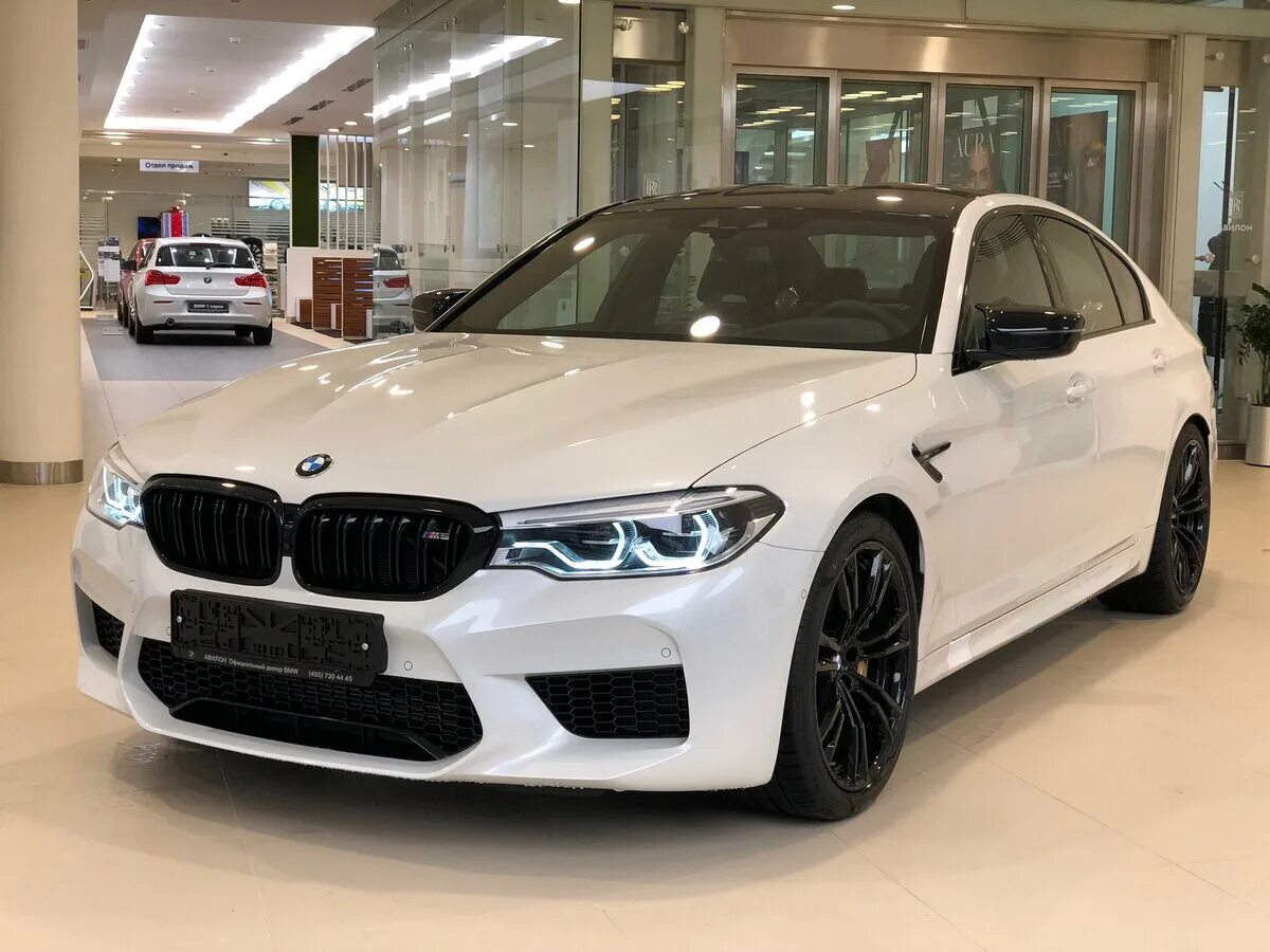 Бмв м5 ахмеда венгалби. BMW m5 f90 белая. BMW m5 2021 белая. BMW m5 f90 Competition White. Белая БМВ м5 f90 Competition.