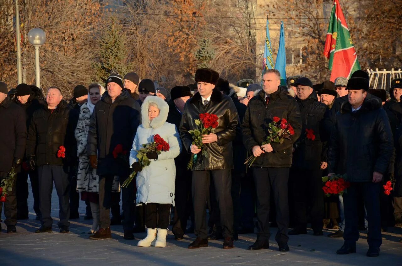 4 декабря оренбург. Прохоренко Оренбург. Возложение цветов к памятнику на день героя Отечества. День героев Отечества. Оренбуржцы герои России.