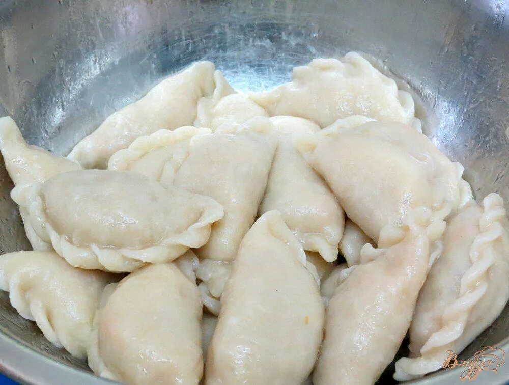 Вареники с квашеной капустой. Вареники с кислой капустой. Пельмени с капустой. Вареники с капустой квашеной и фаршем рецепт. Вареники с капустой свежей.