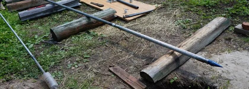 Бурение абиссинской скважины. Забили трубу под воду. Забили трубу под воду. Скважина игла абиссинский колодец. Гидробурение скважин.
