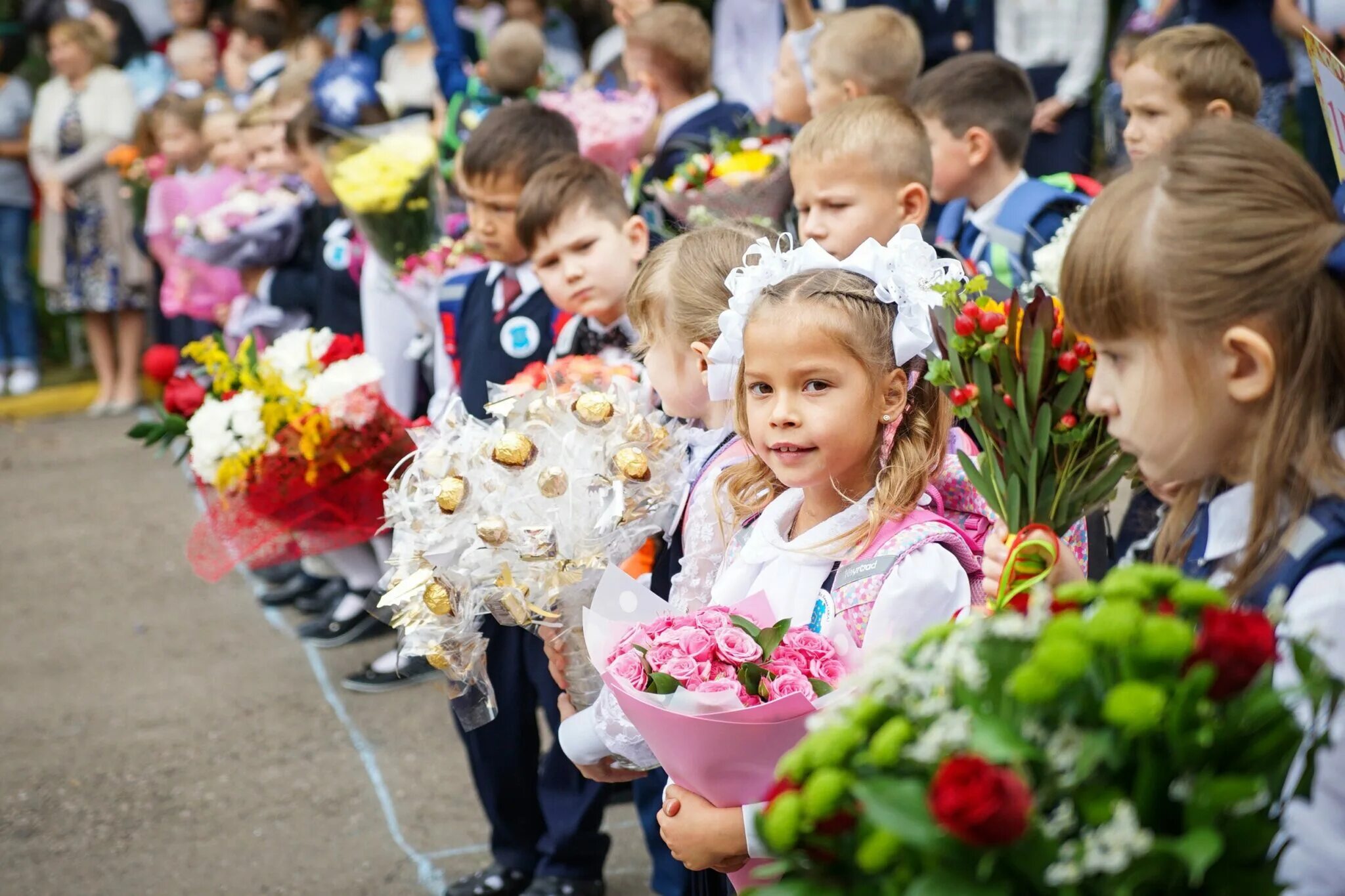 Новый учебный год в городе. 31 Школа Химки. Первоклассники на линейке. 1 Сентября линейка в школе. Дети на линейке 1 сентября.