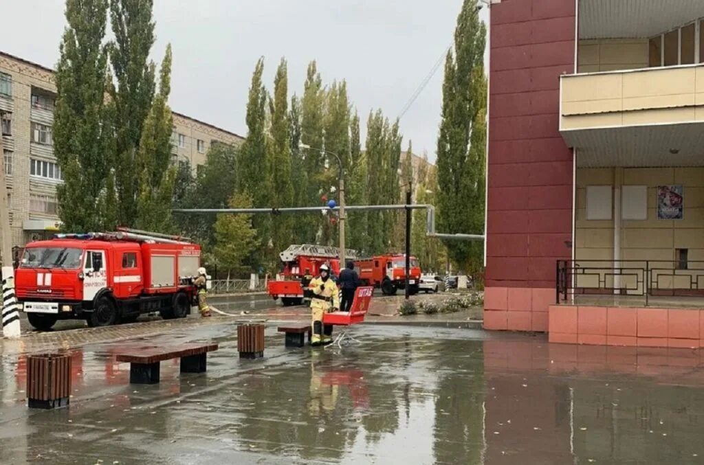 Пожар в кинотеатре в кемерово. Белгранкорм крестцы маленковской роман сотрудника грязный цех мука. Птицефабрика державинская пожар. Пожар в доме. 11.
