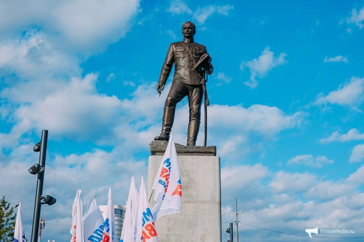 В каком селе установлен памятник арсеньеву. Памятники владивостока. владивосток памятник с мечом. владивосток памятник покрышкину. памятник маргелову во владимире.
