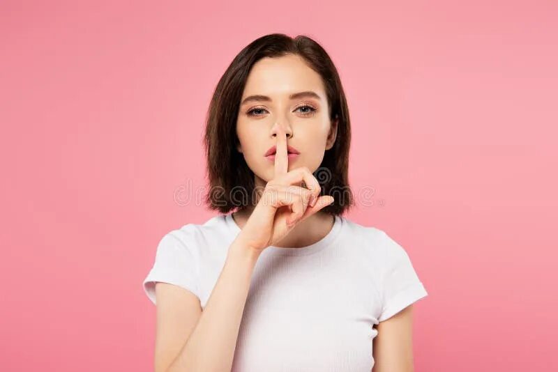 Девушка молчит. Девушка тссс. Девушка тихо. Жест тишины. Тссс тихо.