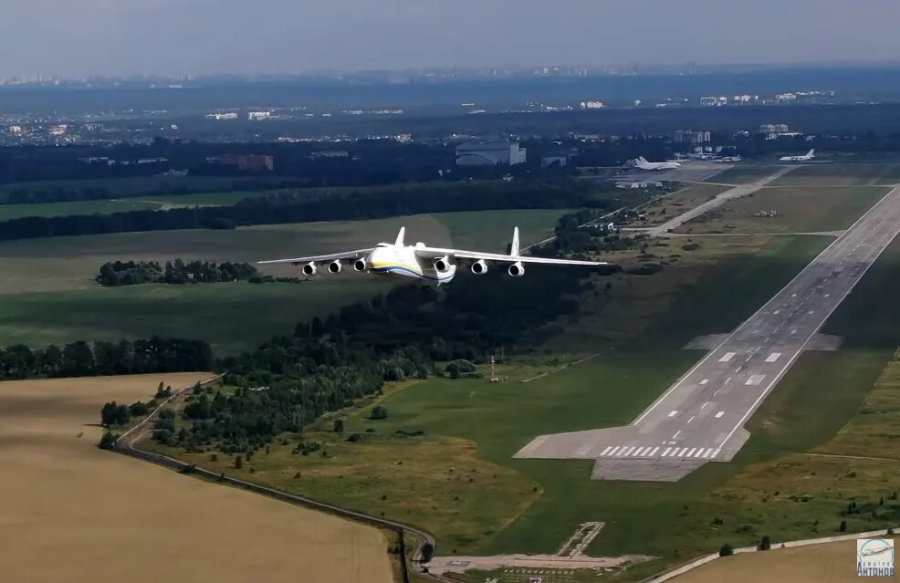 Эх аэропорт гостомель. АН-225 Мрия Гостомель. Лейпциг аэропорт АН 225. АН-225 Мрия взлет. АН-225 Мрия Гостомель фото.